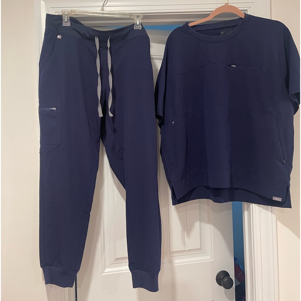 New figs joggers. Used figs top.